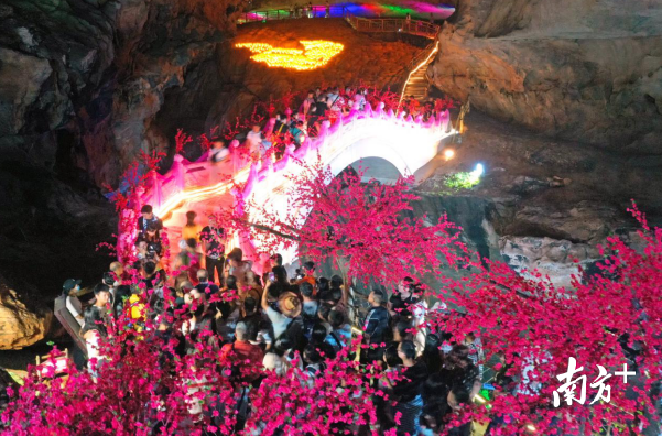 眾多游客到連州地下河的鵲橋體驗游玩。