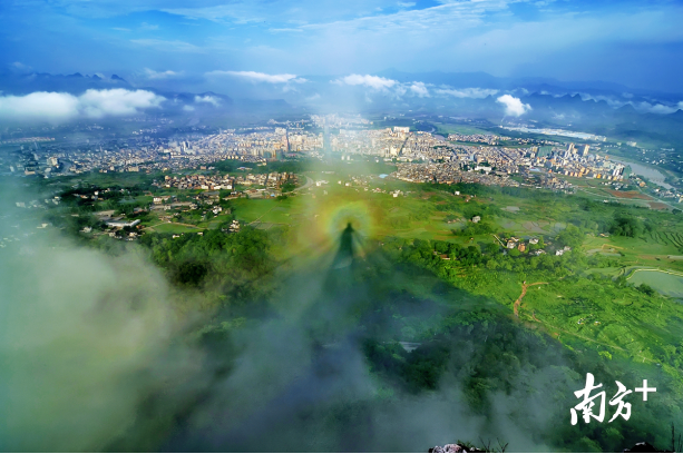 巾峰佛光。劉志成 攝