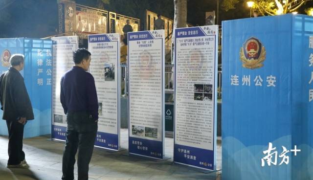 群眾觀看宣傳展板。段燦 攝