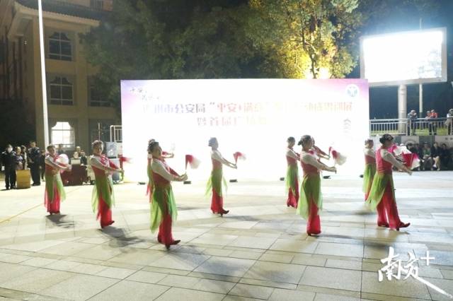 巡展特別增加了廣場(chǎng)舞表演賽內(nèi)容，吸引了近50支隊(duì)伍參加。段燦 攝