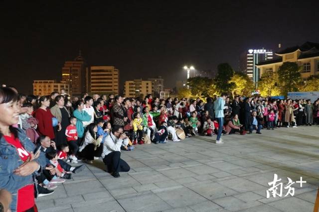 活動(dòng)吸引了眾多市民群眾。段燦 攝