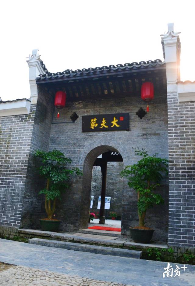 青磚藍(lán)瓦、重檐飛翹的“大夫第”民宿。黃津 攝