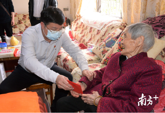 在黃廣珍家，唐慶衛(wèi)對老人噓寒問暖，送上慰問金，向老人拜個早年。黃津 攝
