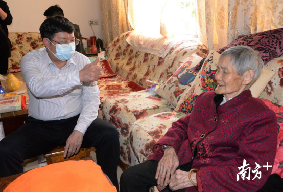 在百歲老人黃廣珍家，連州市長唐慶衛(wèi)豎起大拇指點(diǎn)贊老人。黃津 攝