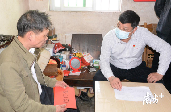 唐慶衛(wèi)希望黃貴標(biāo)，要叮囑小兒子讀好書來，爭取考上好的大學(xué)。黃津 攝