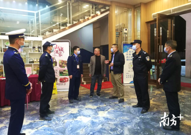 連州組建聯(lián)合檢查組對餐飲服務單位開展疫情防控和食品安全、消防安全檢查。