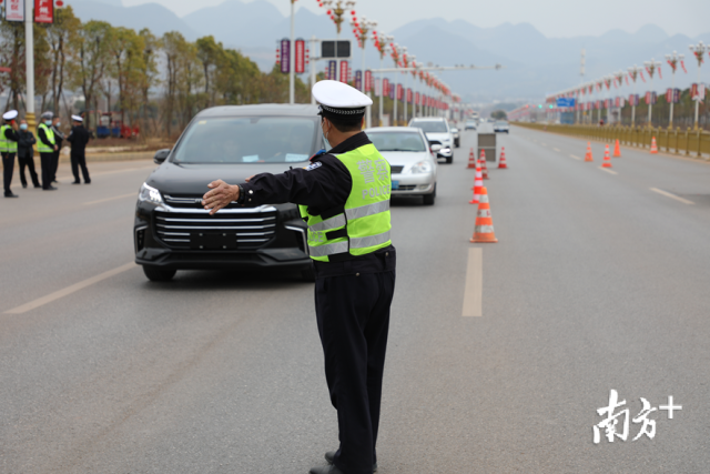 每天高峰期有近300名警力在主要交通路口站崗。