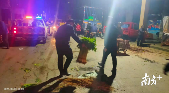 清理亂擺亂賣(mài)，營(yíng)造良好環(huán)境。