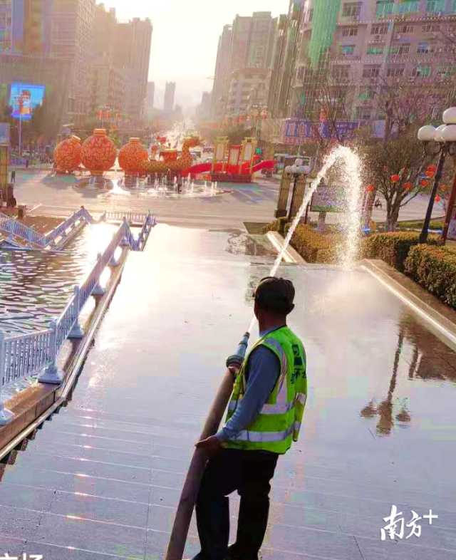 清洗廣場(chǎng)。