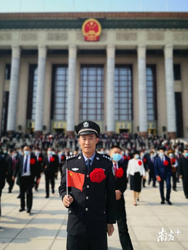 連州市瑤安鄉(xiāng)大營村駐村第一書記兼扶貧工作隊隊長、清遠市公安局交警支隊高速七大隊教導員黃智勇獲授“全國脫貧攻堅先進個人”稱號。圖片由受訪者提供