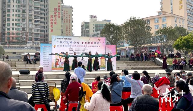 3月14日，連州開展“踐行文明公約，爭當文明市民”主題2021年連州市文明城市創(chuàng)建活動走進社區(qū)活動。段燦 攝