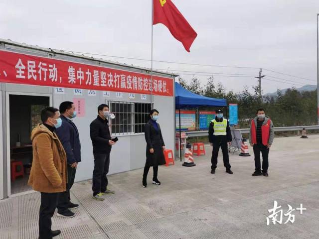 譚麗在西岸指導疫情防控宣傳工作。