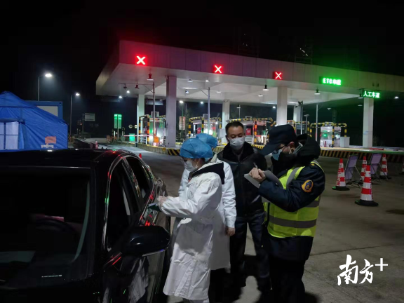 醫(yī)務、交警等人員在防控點24小時值守。