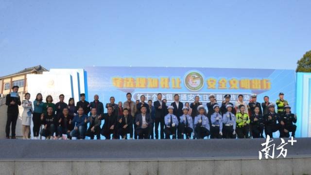 12月2日，連州舉行“守法規(guī)知禮讓、安全文明出行”交通安全宣傳活動(dòng)。張曉欣 攝