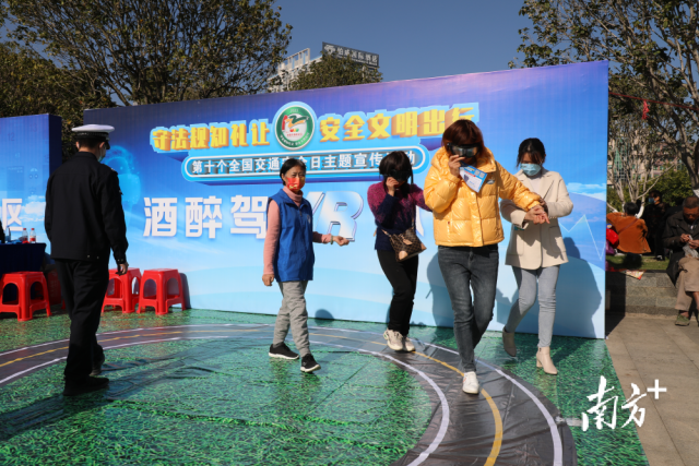 酒醉駕VR體驗(yàn)區(qū)。廖劍鋒 攝