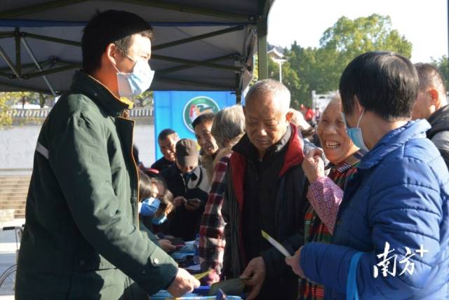 活動(dòng)以互動(dòng)體驗(yàn)、展示咨詢(xún)等方式，向群眾宣傳交通安全知識(shí)。張曉欣 攝