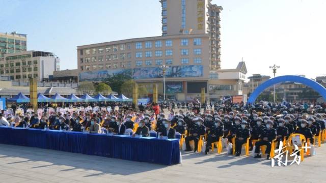 相關(guān)政府機(jī)關(guān)單位、行業(yè)代表、師生代表、市民群眾等參加活動(dòng)。張曉欣 攝