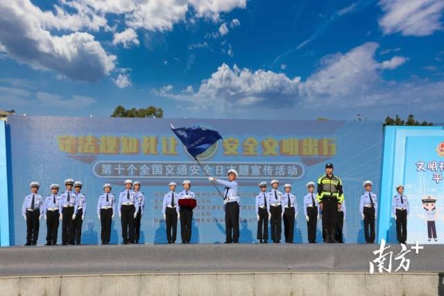 少年交警隊(duì)授旗儀式。廖劍鋒 攝