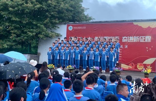 九陂鎮(zhèn)中心學校開展藝術展演活動。
