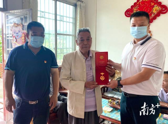 走訪慰問老黨員，并送上“光榮在黨50年”紀(jì)念章。