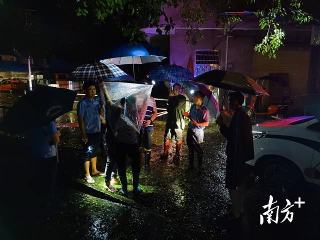 22日凌晨5時，轉(zhuǎn)移受困群眾。