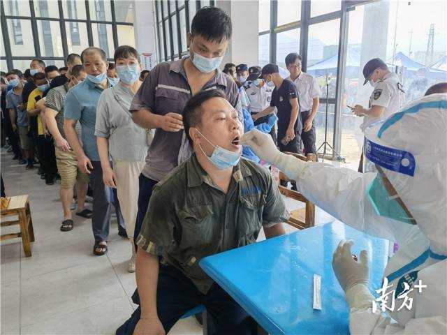 群眾有序排隊(duì)開展核酸檢測(cè)。