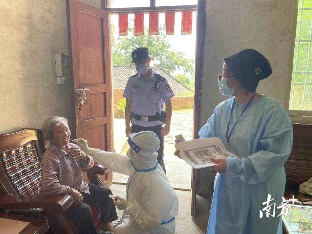 入戶開展核酸檢測，確保全員核酸檢測應(yīng)檢盡檢、不漏一人。