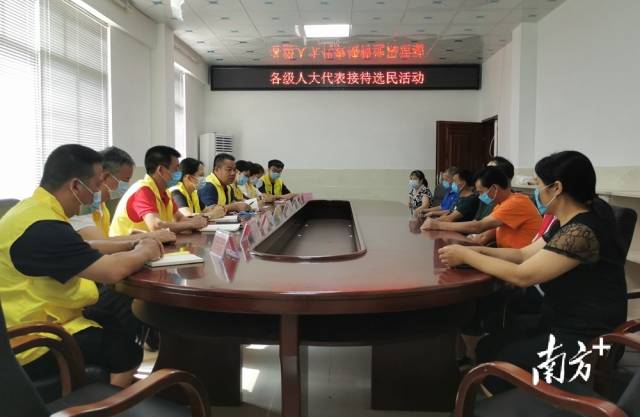 九陂鎮(zhèn)組織各級(jí)人大代表開展統(tǒng)一接待選民日活動(dòng)。