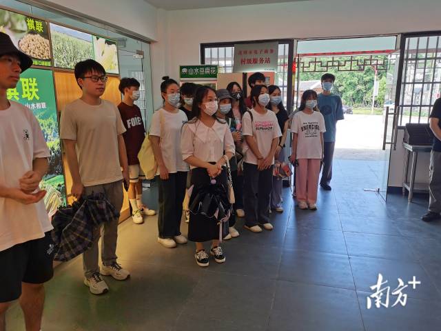 大學(xué)生們實(shí)地參觀了解家鄉(xiāng)經(jīng)濟(jì)發(fā)展。