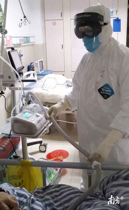 在監(jiān)利縣中醫(yī)院重癥病房工作的曾慧。