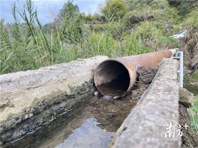 連接兩岸的跨河水渠。
