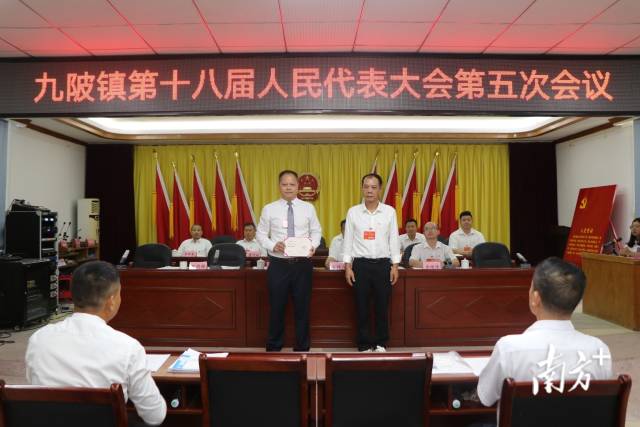 黃成志（右）向鄭劍鋒（左）頒發(fā)證書。