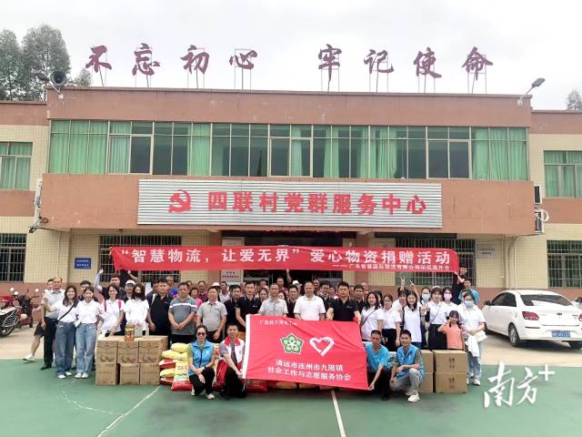 慰問(wèn)活動(dòng)現(xiàn)場(chǎng)。