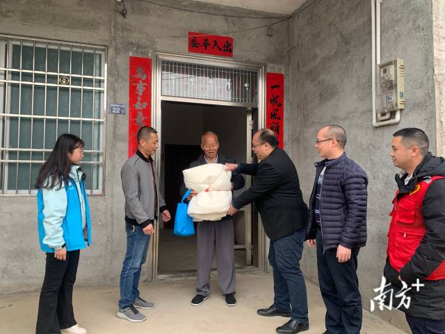 給困難群眾送御寒物資。