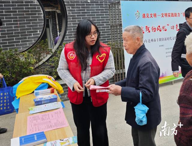 大學(xué)生積極參與村中各項工作，服務(wù)群眾近2000人次。