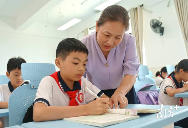 連州深化“縣管校聘”管理改革與“新強(qiáng)師工程”，促進(jìn)教師隊伍專業(yè)化發(fā)展。黃津 攝