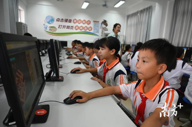 鄧兆然在“ICode國際青少年編程競賽”全球總決賽上勇奪金獎。黃津 攝