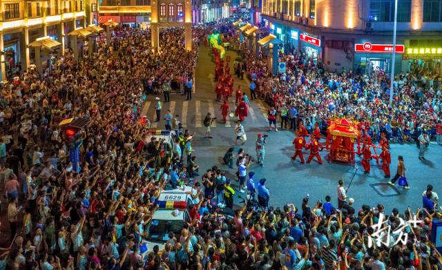 2024年，連州全市接待游客量、旅游收入比2022年分別激增126.47%、177.54%。圖為連州旅游文化季萬人空巷。丘貴星 攝