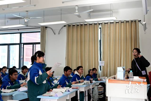 教學(xué)展示上，同學(xué)積極回答授課老師問題。黃瀅 攝