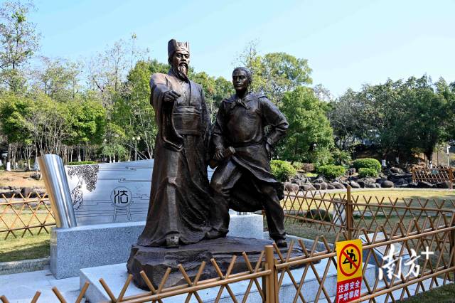 《區(qū)澤拒賞》雕像傳遞“公生明、廉生威”的廉潔理念。黃瀅 攝