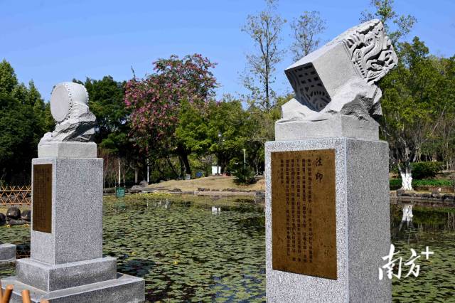 通過象征正義的法器造型與流水意象，詮釋法治公平公正、滋養(yǎng)萬物的本質(zhì)內(nèi)涵。黃瀅 攝