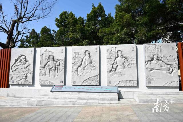 園內(nèi)《法治起源歷史長卷》浮雕生動勾勒從“蚩尤作刑”“皋陶造律”到現(xiàn)代法治建設(shè)的演進(jìn)歷程。黃瀅 攝