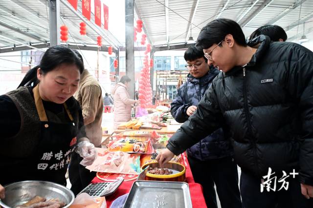 現(xiàn)場可免費品嘗臘味。黃瀅 攝