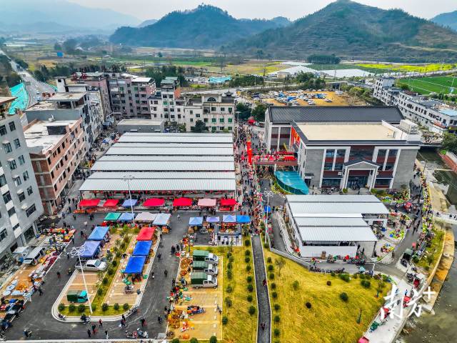 東陂綜合市場(chǎng)投入運(yùn)營(yíng)。