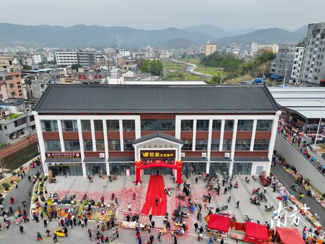 新建的東陂綜合市場(chǎng)投資2800萬(wàn)元，占地面積約14000平方米。