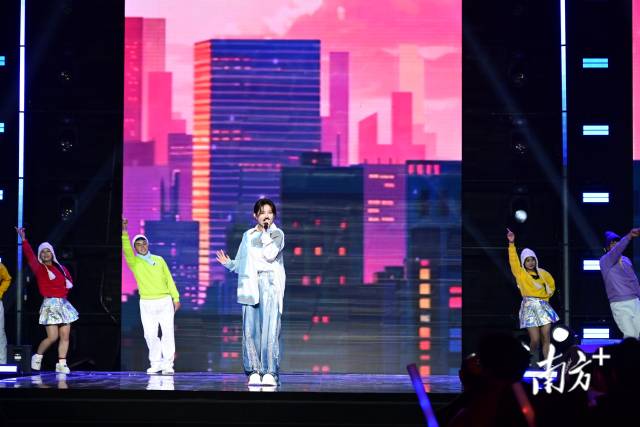 程響獻(xiàn)唱。黃瀅 攝