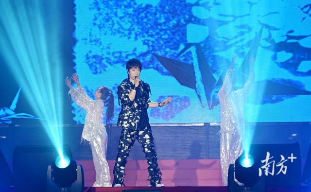 邰正宵攜《心要讓你聽(tīng)見(jiàn)》《千紙鶴》《九百九十九朵玫瑰》《一千零一夜》等經(jīng)典金曲登場(chǎng)。黃津 攝