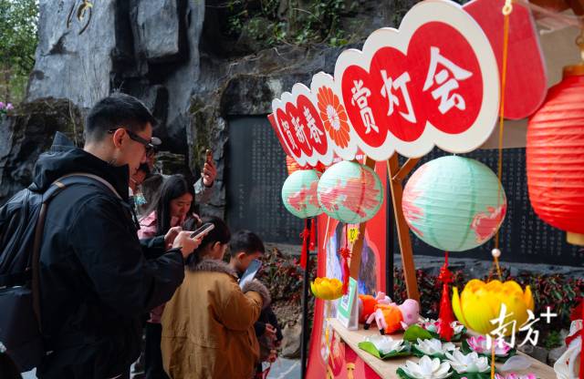景區(qū)舉行的賀新春、賞燈會(huì)活動(dòng)。